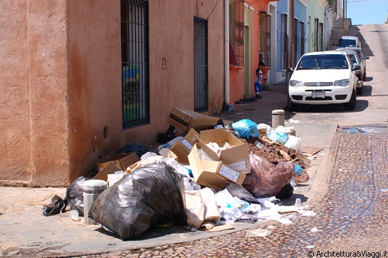 CIUDAD BOLIVAR - E' domenica e per le stradine deserte troviamo mucchi di rifiuti
