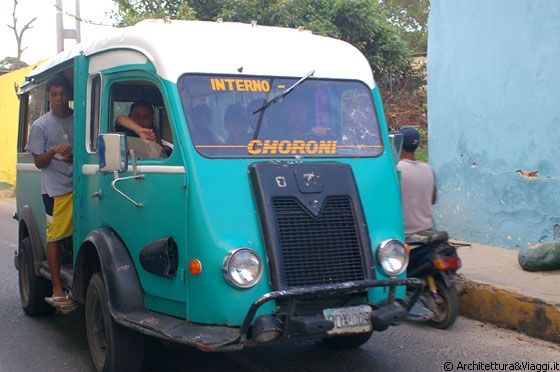 CHORONI' - Uno dei tanti minibus che fanno la spola tra Choronì e Puerto Colombia