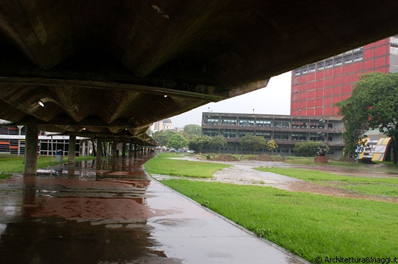 UCV CARACAS - Sta piovendo, ma noi continuiamo il nostro giro nel campus attraversando i percorsi coperti