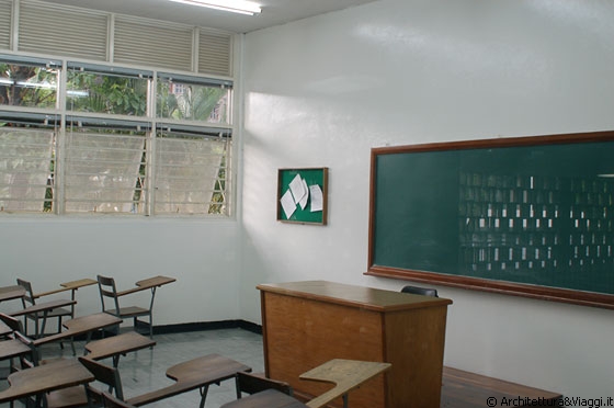 UCV CARACAS - Un'aula didattica semplice ed austera al piano primo della Facultad de Humanidades y Educacìon 