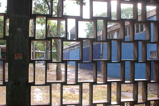 UCV CARACAS - Facoltà di Architettura - la luce filtra attraverso le pareti traforate dell'atrio, elemento architettonico e di penetrazione tra esterno ed interno