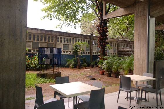 UCV CARACAS - Il bar della Facoltà di Architettura si affaccia su questo grazioso patio interno - è davvero piacevole pranzare o bere qualcosa qui, chiaccherando con amici e studenti