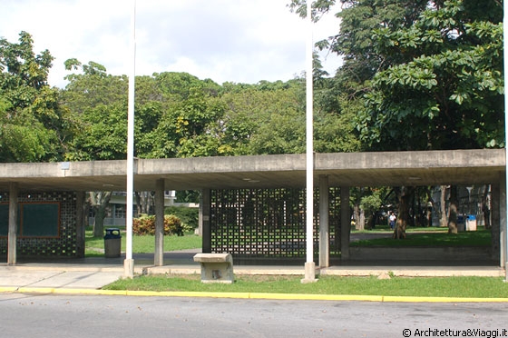 UCV CARACAS - Le gallerie ed i percorsi coperti attraversano tutto il campus 