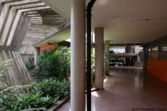 UCV CARACAS - I corridoi della Mensa Universitaria - percorsi resi piacevoli dall'organizzazione perimetrale di pareti, luce e piante