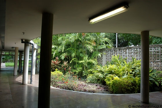 UCV CARACAS - Mensa Universitaria - i corridoi si arricchiscono di patii dove ancora la luce naturale e le piante creano un piacevole effetto