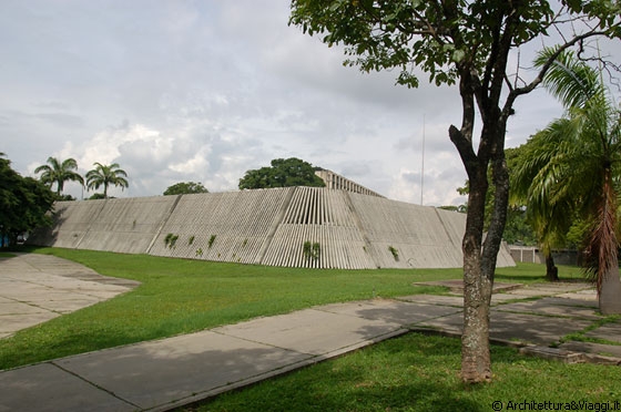UNIVERSITA' CENTRALE DEL VENEZUELA - Il volume della Mensa Universitaria sembra la base di uno Ziggurat