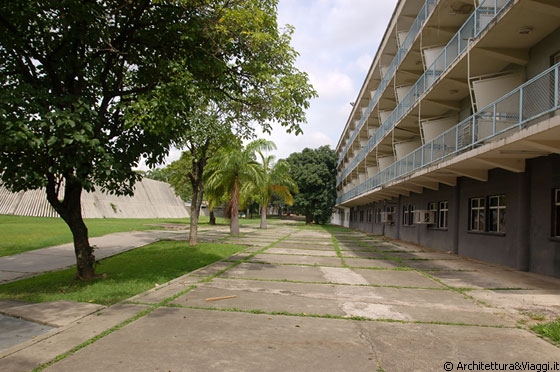UCV CARACAS - Questo edificio razionalista, ubicato di fronte alla Mensa Universitaria, era l'antica residenza degli studenti ma oggi ospita la 