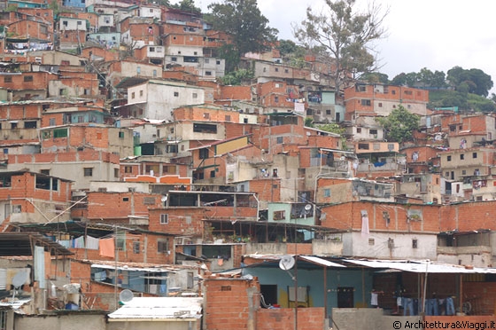 DA CARACAS A LA MAIQUETIA - Caracas, una metropoli sudamericana con i problemi del terzo mondo