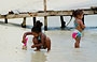 CAYO PIRATA. Bambini roquenos, figli di pescatori, giocano in riva al mare
