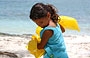 PLAYUELA. Questa bimba venezuelana, figlia della signora addetta a raccogliere i rifiuti, gioca tra la sabbia coi sacchi dei rifiuti