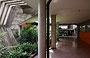 UCV CARACAS. I corridoi della Mensa Universitaria - percorsi resi piacevoli dall'organizzazione perimetrale di pareti, luce e piante