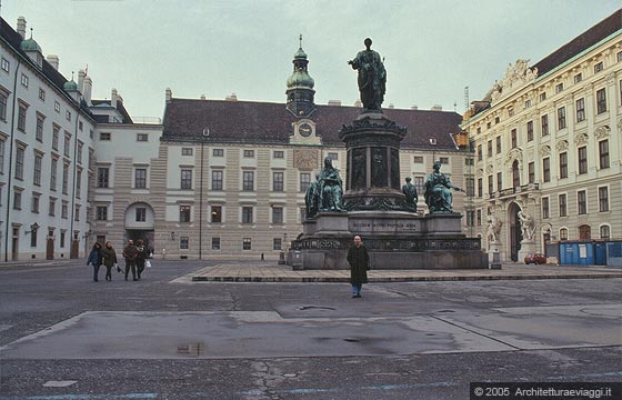 L'INNERE STADT - L'Hofburg - cortile interno delimitato a sinistra dalla Leopoldinischer Trakt che si affaccia sulla Heldenplatz