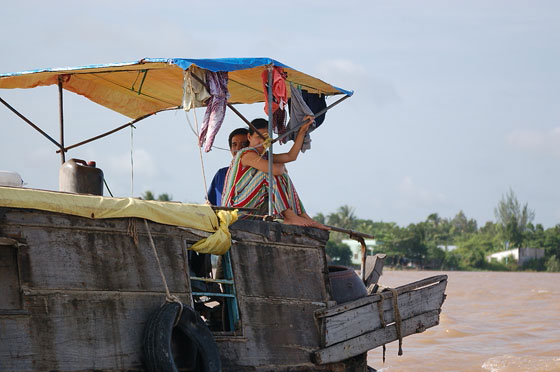 DELTA DEL MEKONG - Vicino a noi barche con scene di vita quotidiana