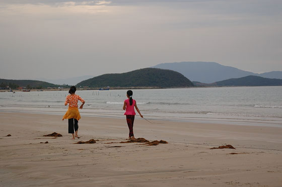 DINTORNI DI NHA TRANG - Jungle Beach Resort: ragazzine passeggiano sulla spiaggia a fine pomeriggio