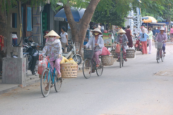HOI AN - Donne in bicicletta nell'animata via D Tran Phu 