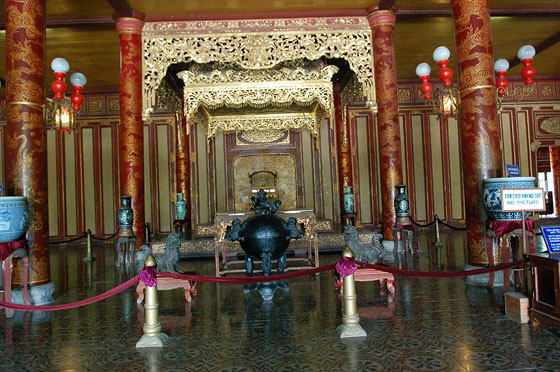 HUE' - Palazzo dell'Armonia Suprema: sala interna e trono imperiale