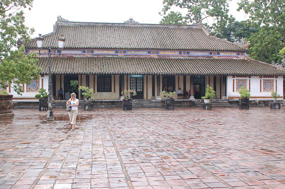 VIETNAM CENTRALE - Città Imperiale di Hué: il cortile delle Sale dei Mandarini e le Nove Urne Dinastiche