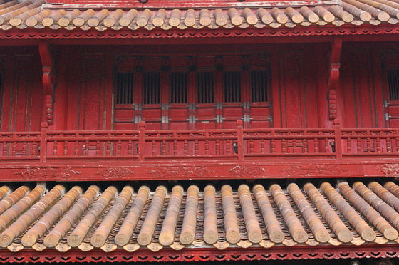 HUE' - Città Imperiale: particolare del piano primo del Padiglione Hien Lam con le ante laccate rosso