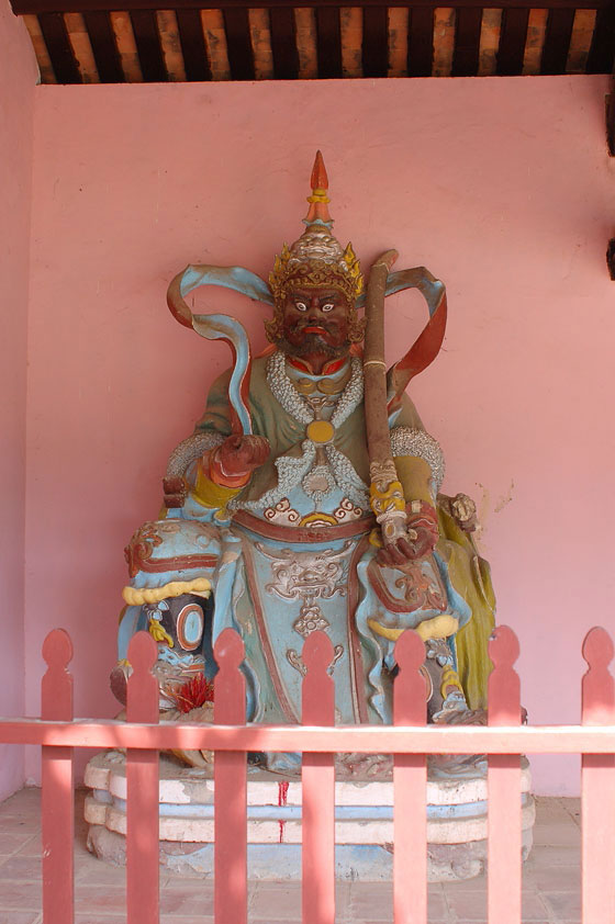 HUE' - Corpulenti statue a protezione della Pagoda di Thien Mu