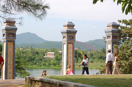 HUE' - Dalle torrette della Pagoda di Thien Mu vista sul Fiume dei Profumi e sul panorama circostante