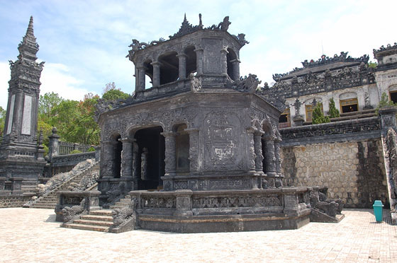 VIETNAM CENTRALE - Tomba di Khai Dinh, dintorni di Hué
