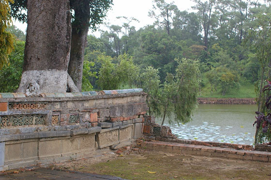 VIETNAM CENTRALE - Il grande specchio d'acqua che circonda la Tomba di Minh Mang