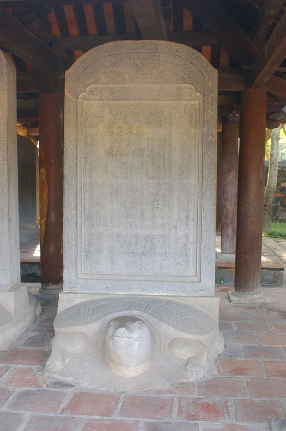 HANOI - Tempio della Letteratura: particolare di una stele dei candidati poggiante su una tartaruga in pietra