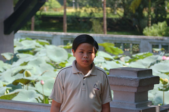 HANOI - Un bimbo posa per la foto davanti alla Pagoda ad Una Sola Colonna