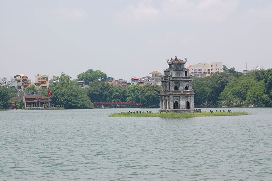HANOI - Il lago Hoan Kiem: in primo piano Thap Rua e sullo sfondo il Tempio di Ngoc Son