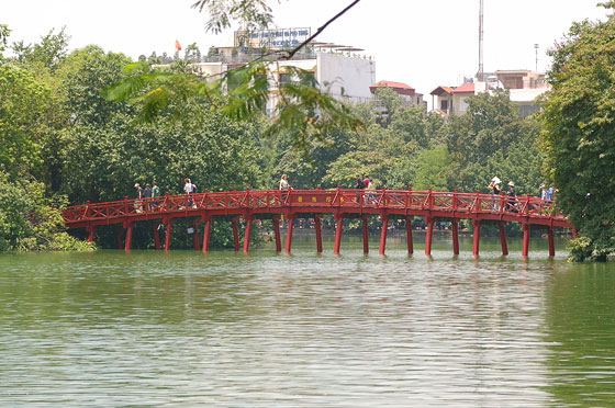 HANOI - Il ponte di legno dipinto di rosso, The Huc (Sole Nascente), per raggiungere il tempio di Ngoc Son
