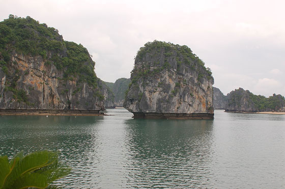 BAIA DI HALONG - Verso Haiphong: la gran varietà di formazioni rocciose di ogni tipo