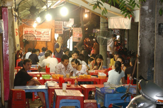 HANOI - L'animazione nei pressi del mercato notturno 