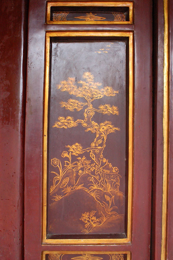 HOA LU - Particolare della porta di accesso al Tempio Dinh Tien Hoang con disegni orientaleggianti 