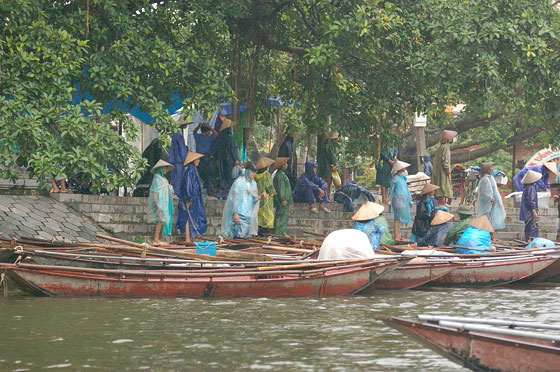 TAM COC - Il gruppo delle barcaiole al riparo dalla pioggia sotto il grande albero nei pressi del molo