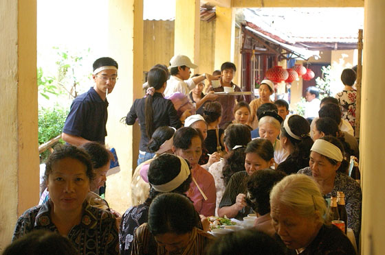 HANOI - I vietnamiti stanno banchettando e mangiando nel patio della pagoda