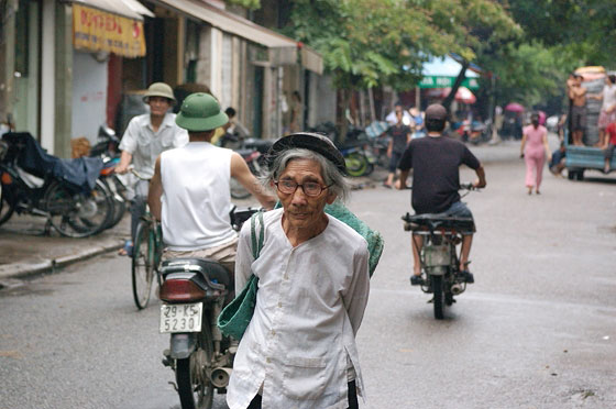 HANOI - Sulle vie del Quartiere Vecchio notiamo questa simpatica nonnina
