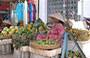 CAI RANG. Un'allegra venditrice di frutta al mercato cittadino