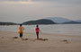 DINTORNI DI NHA TRANG. Jungle Beach Resort: ragazzine passeggiano sulla spiaggia a fine pomeriggio