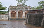 DINTORNI DI HUE'. Tomba di Minh Mang: Porta Dai Hong Mon e a sinistra la piattaforma su cui è ubicato il Padiglione della Stele