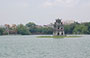 HANOI. Il lago Hoan Kiem: in primo piano Thap Rua e sullo sfondo il Tempio di Ngoc Son