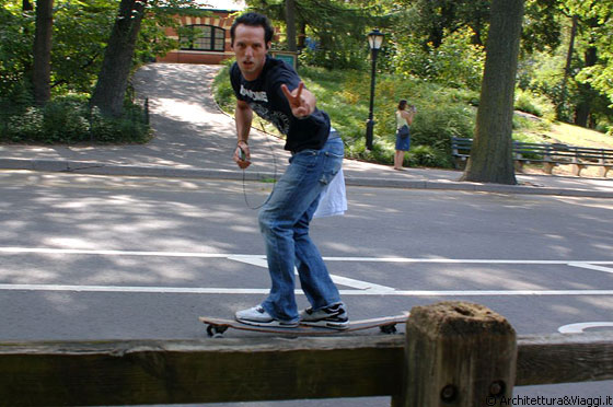 MANHATTAN - Skateboard in Central Park - questo ragazzo si accorge che lo stiamo immortalando e ci saluta simpaticamente