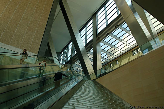 MIDTOWN - Sede Centrale Hearst: le scale mobili scavalcano una spettacolare cascata d'acqua e raggiungono il piano principale della lobby