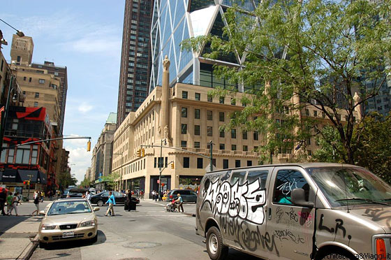 NEW YORK CITY - L'inconfondibile basamento déco della Hearst Tower, segna l'angolo tra la 56th e 57th Streets) in Midtown