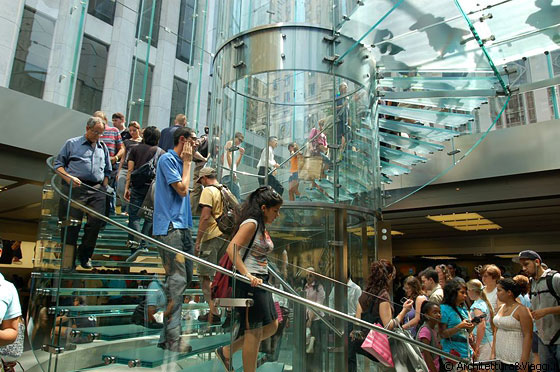 FIFTH AVENUE - Apple Store: la scala a chiocciola interna al cubo in vetro strutturale si sviluppa attorno ad un ascensore di vetro di forma cilindrica