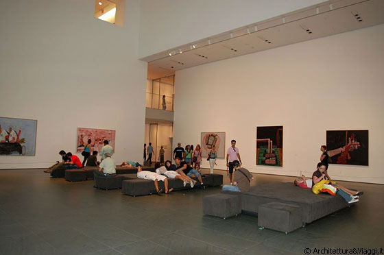 MIDTOWN MANHATTAN - Il pubblico in relax tra le opere d'arte del MoMA
