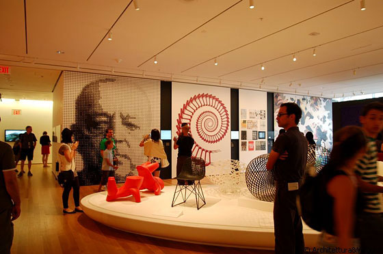 MANHATTAN - La sezione del design e dell'architettura al MoMA, con la serigrafia del volto di Mies van der Rohe