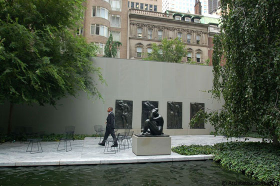 MoMA - Giardino delle sculture: in primo piano, vicino allo specchio d'acqua 