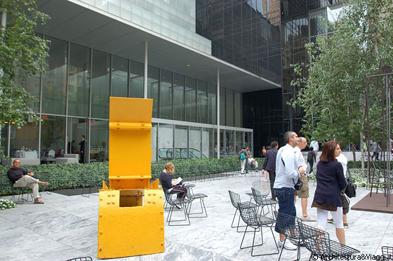 NYC - MoMA - The Abby Aldrich Rockefeller Sculture Garden: in primo piano Midday di Anthony Caro e sullo sfondo il ristorante del museo che si affaccia sul giardino