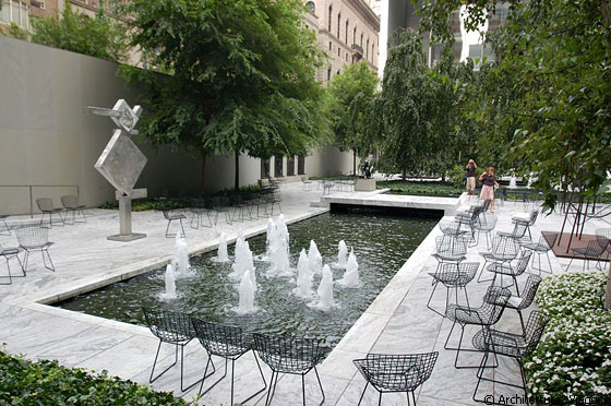 MoMA - Il giardino delle sculture è uno dei maggiori elementi distintivi del MoMA oggi, una sorta di ''outdoor room