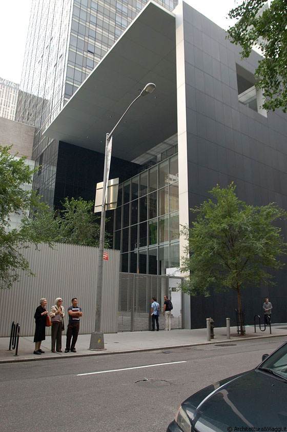 MoMA - Uno dei due grandi porticati che modulano la relazione tra l'interno e l'esterno del museo visto dalla 54th St